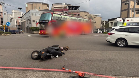 苗栗頭份遊覽車與機車碰撞　騎士驚險獲救