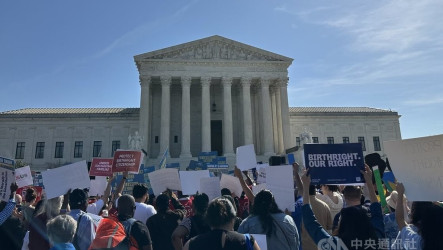 美出生公民權最高法院開庭　「黃金德案」後代旁聽