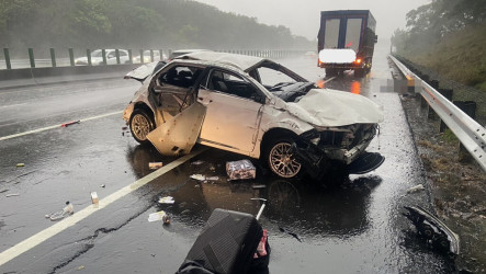 國3北上苑裡段轎車失控撞護欄  釀2死1傷