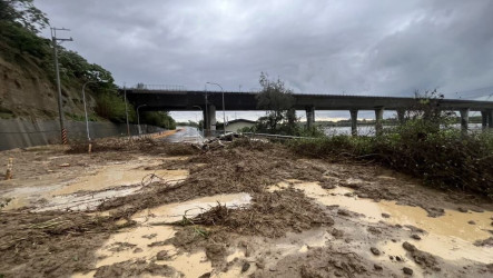 雷雨狂襲苗9線邊坡土石砸車　駕駛自行脫困頸椎骨裂
