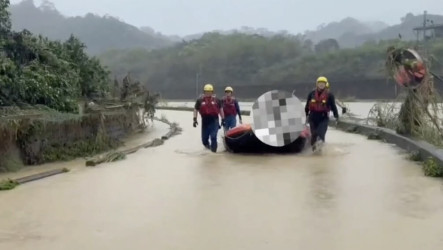 苗栗頭份老翁遭大雨積水圍困　消防橡皮艇救援