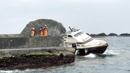 綠島載客船擱淺  約20潛水客游回碼頭無人受傷