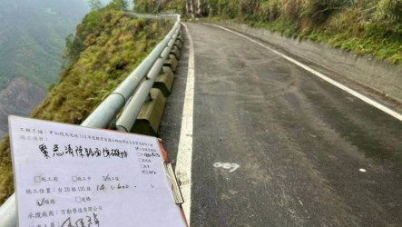 高雄山區道路因大雨落石一度阻斷  上午近9時搶通