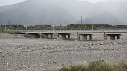趕在颱風汛期前 貫穿台東市太平溪緊急疏濬完成