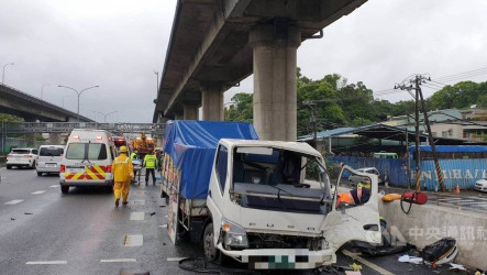 國1內湖段5車追撞　小貨車駕駛傷重不治