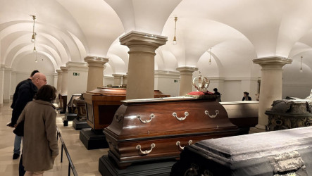 柏林大教堂重啟地下墓穴　百具棺木展歐洲王權文化