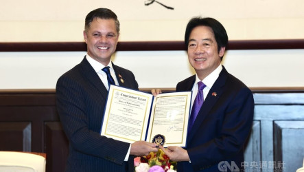 晉見賴總統　美國眾議員能恩呈贈國會表彰紀錄