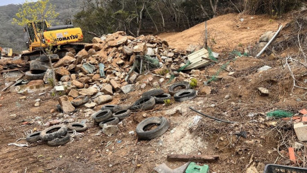 北竿公有山坡地遭堆置廢棄物 檢嚴辦業者20萬交保