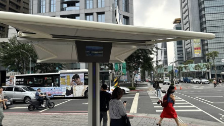 新北試辦自動化人行道遮陽傘　炎夏等紅燈涼一下