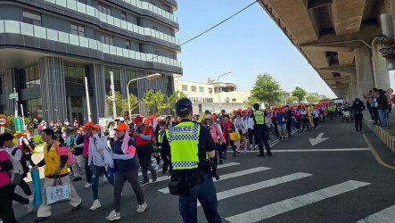 台中清水警交管迎白沙屯媽　香燈腳臂章繡救護專線