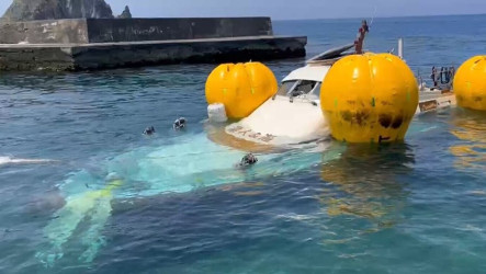 載潛水客娛樂船斷裂沉沒綠島 利用浮力球順利拖上岸