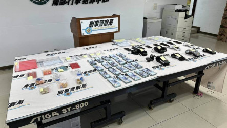 詐團勾結通訊行「刷卡換現金」　警破獲水房逮21人