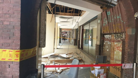 北市男經騎樓遭掉落天花板砸傷 建管處開罰業者12萬