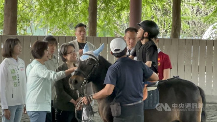 父清馬廄打工換腦麻兒騎馬復健　蕭美琴探視打氣
