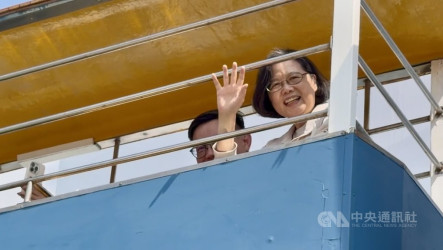 蔡英文高雄健走搭小火車　表態支持賴瑞隆接棒市政