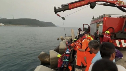 釣客失足落海受困消波塊   澎湖海巡消防聯手救援