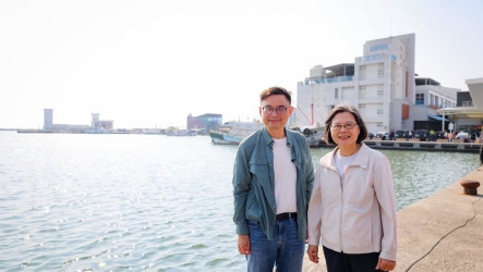 賴瑞隆陪蔡英文逛蚵仔寮　攤商贈海味洋溢人情味