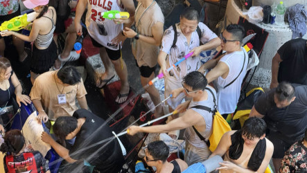 泰國潑水節登場　曼谷萬人街頭打水戰