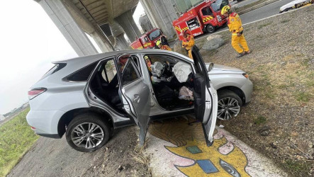 台中轎車自撞受困車內 警消救出命危送醫