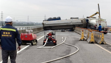 槽車翻覆疑乙酸甲酯洩漏　台61彰化伸港段雙向封閉