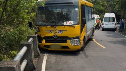 公車行經台北北投疑不慎打滑撞護欄　釀15輕傷