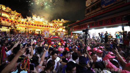 大甲媽祖乘新轎起駕　外國人也來瘋媽祖