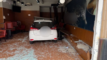 自小客車衝進苗栗咖啡店　1顧客用餐遭撞不治