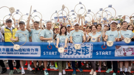 新北鐵道馬開跑　8057人分棒接力追火車