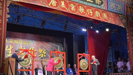 保生文化祭開鑼揭幕　廟埕家姓戲滿座登場