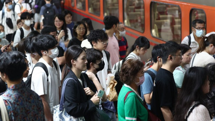 台鐵電車線掛鞭炮殘屑　通霄至新埔恢復正常行車