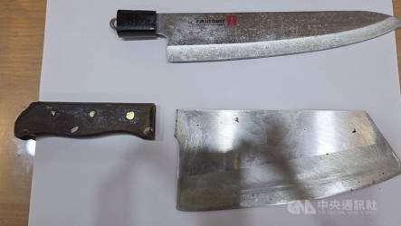 板橋婦人當街揮舞菜刀　新北警辣椒水壓制送醫