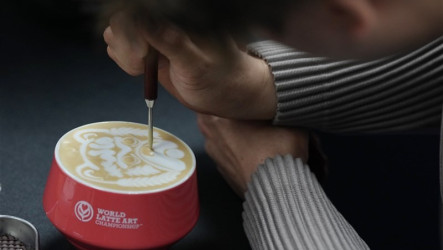 因客人一句話鑽研咖啡拉花　林紹興摘世界冠軍