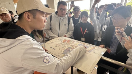 參訪團考察亞運羽球場館　奧運雙金李洋被認出