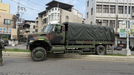 疑過彎不慎　軍卡衝上中央分隔島無人傷