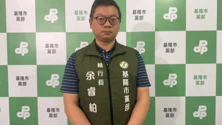 基隆童子瑋入校關心午餐　藍稱違中立綠指合情理