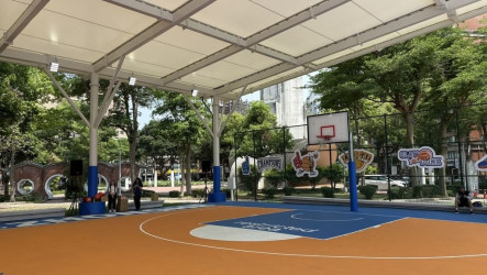 中和首座天幕籃球場啟用　晴雨兩用增強夜間照明