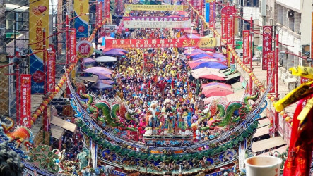 信眾擠爆為大甲媽祖祝壽  新港奉天宮分贈平安糕