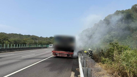 國3苗栗段拖板車輪起火　延燒所載裝甲車