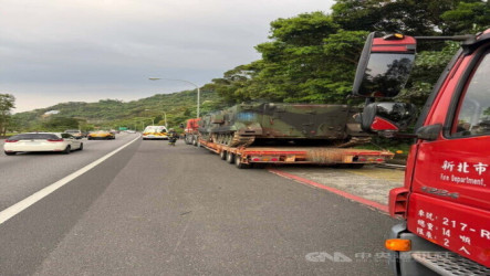國3載運裝甲車2度出狀況　安坑路段換裝甲車冒煙