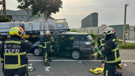 台中龍井轎車撞路旁貨車　駕駛逃逸、乘客1死1傷