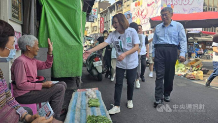 拉抬民眾黨宜蘭縣長選情　柯文哲赴傳統市場拜票
