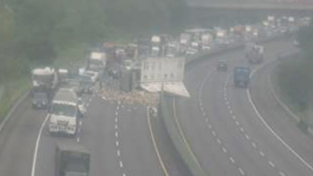 國3台南段2輛大貨車擦撞一度回堵　4人送醫