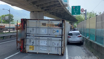 新北貨櫃車翻覆撞路邊違停車　車主買早餐逃過一劫