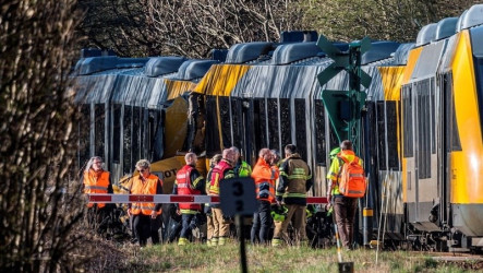 丹麥火車對撞車頭變形　18名傷者5人危急