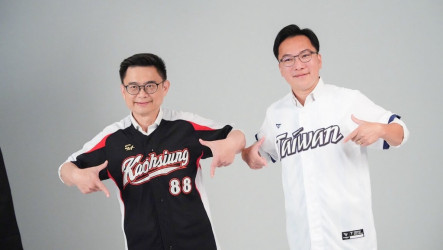 賴瑞隆領軍拍選舉定裝照　展現「高雄隊」團結氣勢