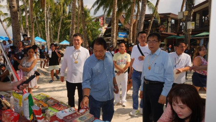 黃偉哲訪菲律賓祝賀阿克蘭省慶　登長灘島行銷台南