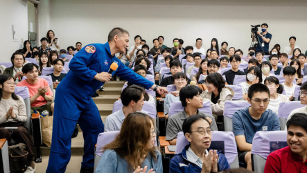 林琪兒參訪成大演講　引領外太空奇幻旅程