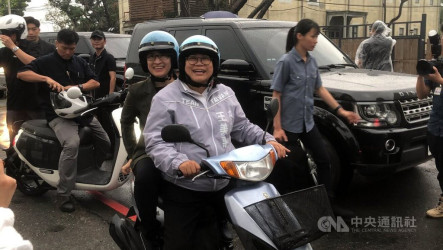 王美惠騎機車載蕭副總統　參訪古蹟探索嘉市底蘊