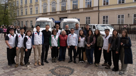 馬偕醫療團7度赴烏克蘭義診 攜手賑災基金會捐醫療車