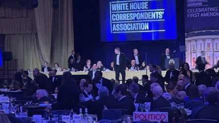 川普出席白宮記者協會晚宴傳槍響　槍手已被逮補